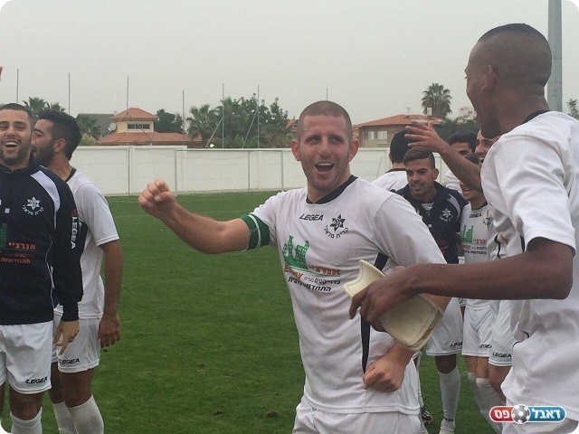 הגיבור של מלאכי. חיים קנאפו במרכז (אלירן ברנשטיין)